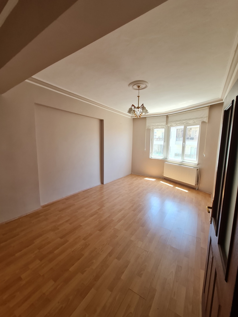 SIRRI KARDE LK RETM OKULU YANI KRALIK DARE  ilan Grseli 7