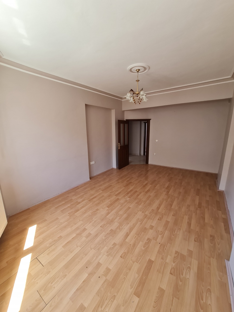 SIRRI KARDE LK RETM OKULU YANI KRALIK DARE  ilan Grseli 10